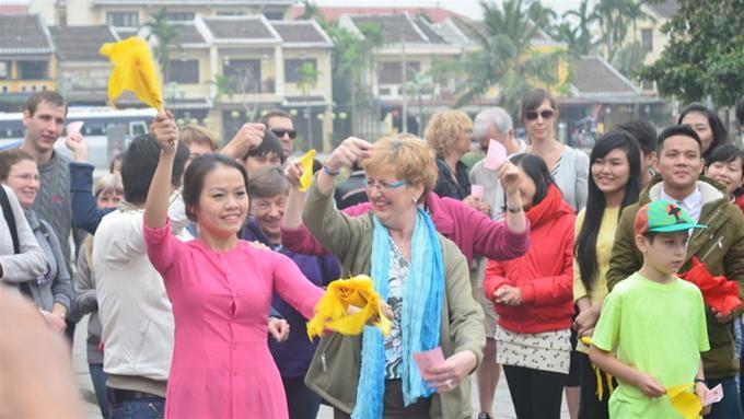 Cérémonie d’accueil des premiers touristes étrangers de 2014 ont lieu dans plusieurs villes - ảnh 2